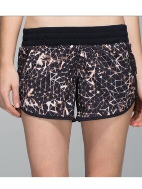 Lulu Lemon Women’s Tracker Short lll Black Geometric Print Running Shorts